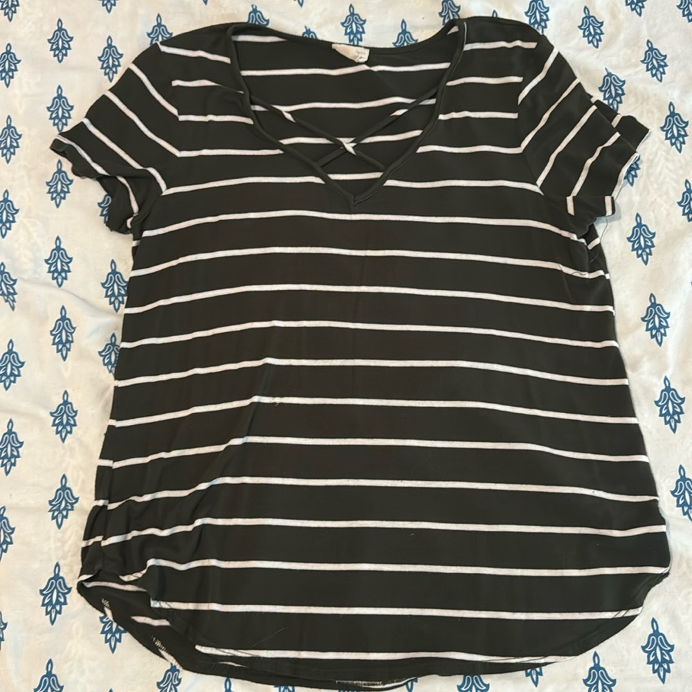 Women’s Emory Park short sleeve green striped shirt with cut-out v-neck. Medium